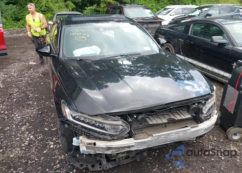 2018 Honda Accord Sport 2.0T z USA, uszkodzony, nr VIN 1HGCV2E33JA044214